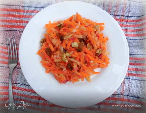 Салат из свежей моркови с яблоком и изюмом, порция 60 г
