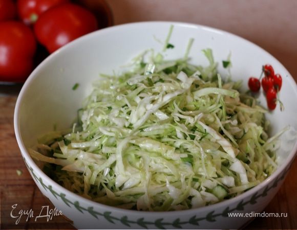 Салат из молодой капусты с огурцом и зеленью, порция 60 г