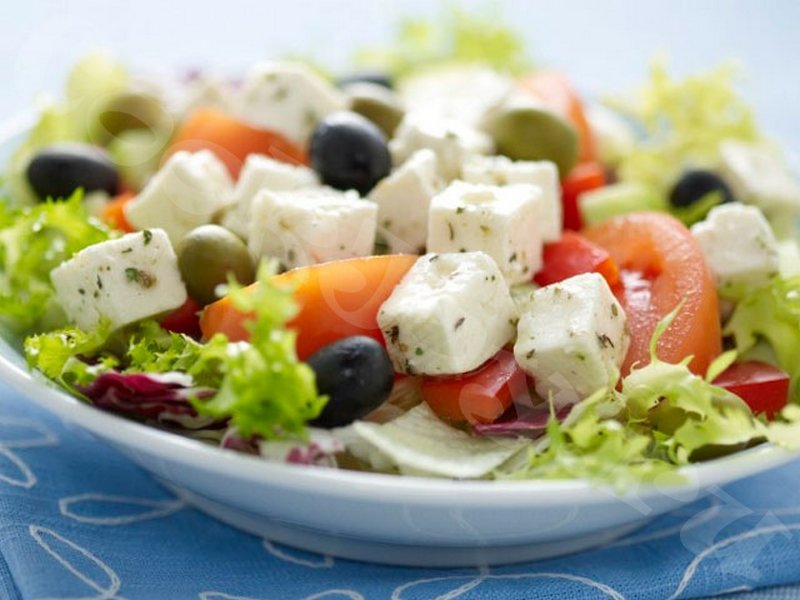 Деревенский овощной салат с сыром Фета и маслинами