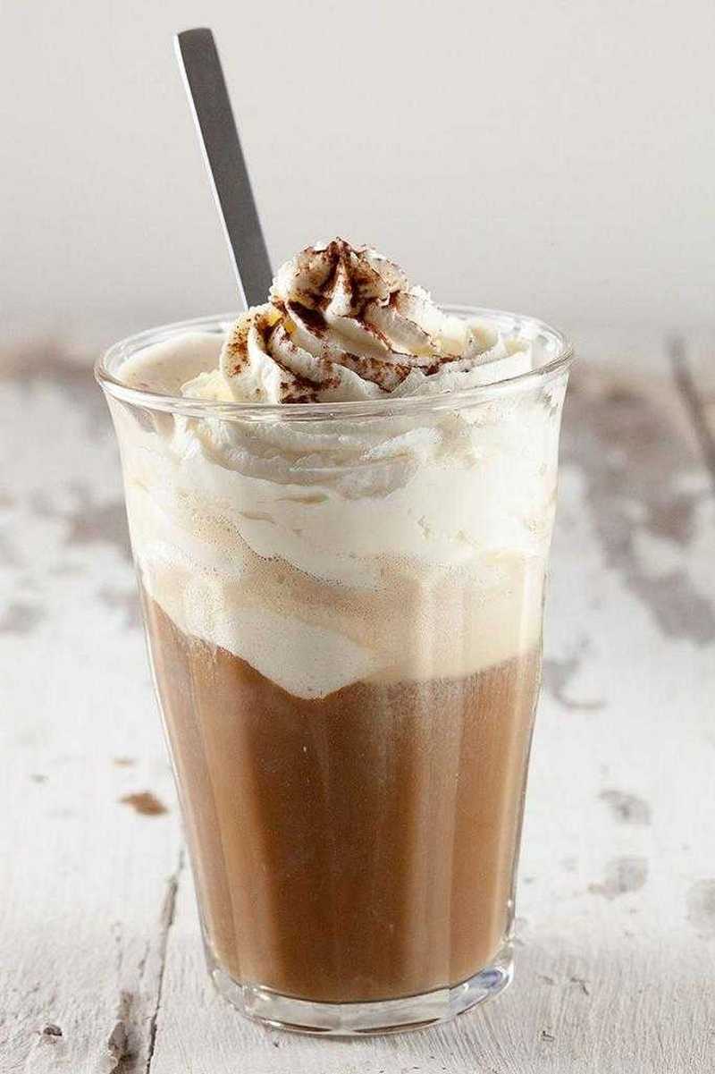 Пить кофе мороженое. Кофе глясе. Кофе глясе с мороженым. Латте капучино глясе. Глясе шоколадный.