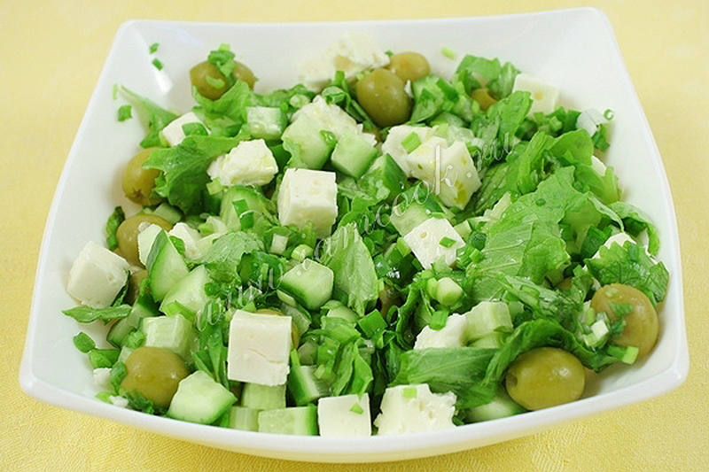Салат из зелени с огурцом и брынзой