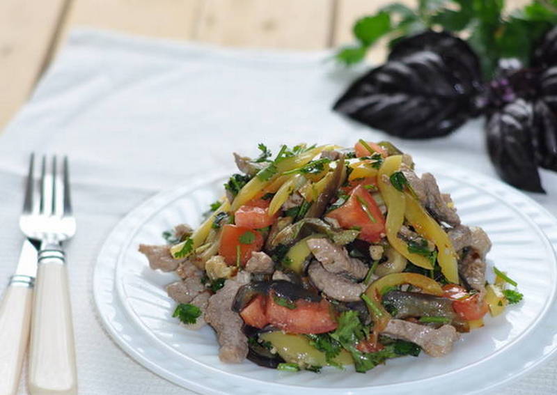 Салат со свининой и баклажанами