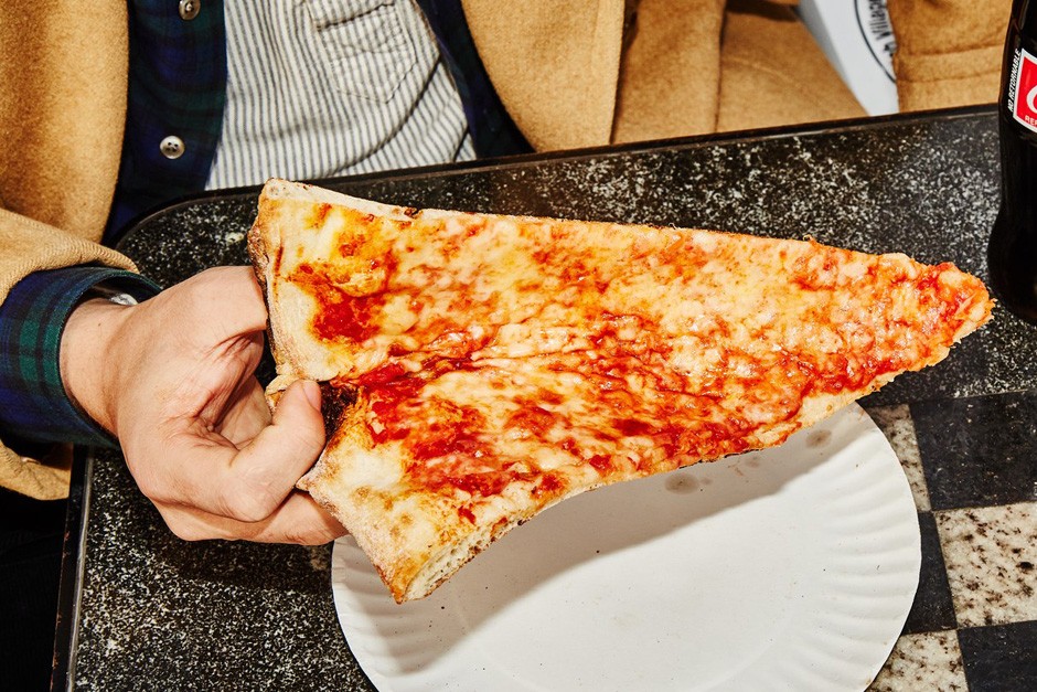 Как есть пиццу по итальянски?