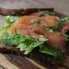 Cэндвич из бородинского хлеба с рыбным филе и зеленым салатом