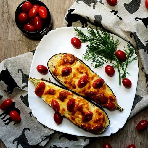 Баклажан, запеченный с помидорами и моццареллой
