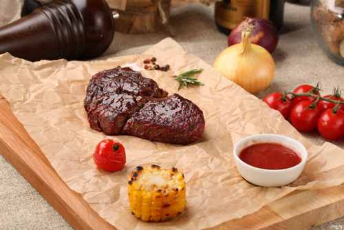 Steak Chuck Roll (Чак ролл стейк) с початком кукурузы-гриль и соусом Сальса верде
