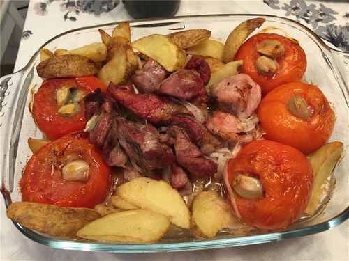 Жаркое из свинины с картофелем и помидорами