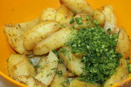 Картофель, запеченный половинками, с семенами укропа