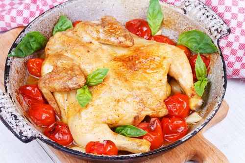 Курица, жаркое с помидорами и чесноком