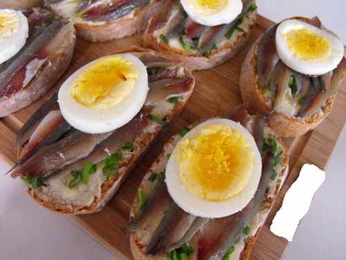 Рецептура блюда Бутерброды с килькой и яйцом