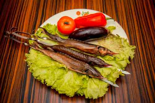 Рыба, шашлык каспийский из ассорти осетровых с овощами