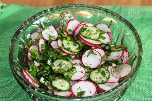 Салат из огурцов и редиса