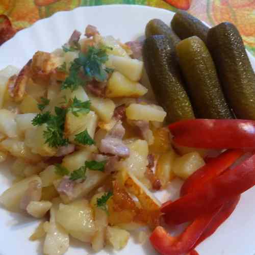 Жареная салака с картофелем и солеными огурцами