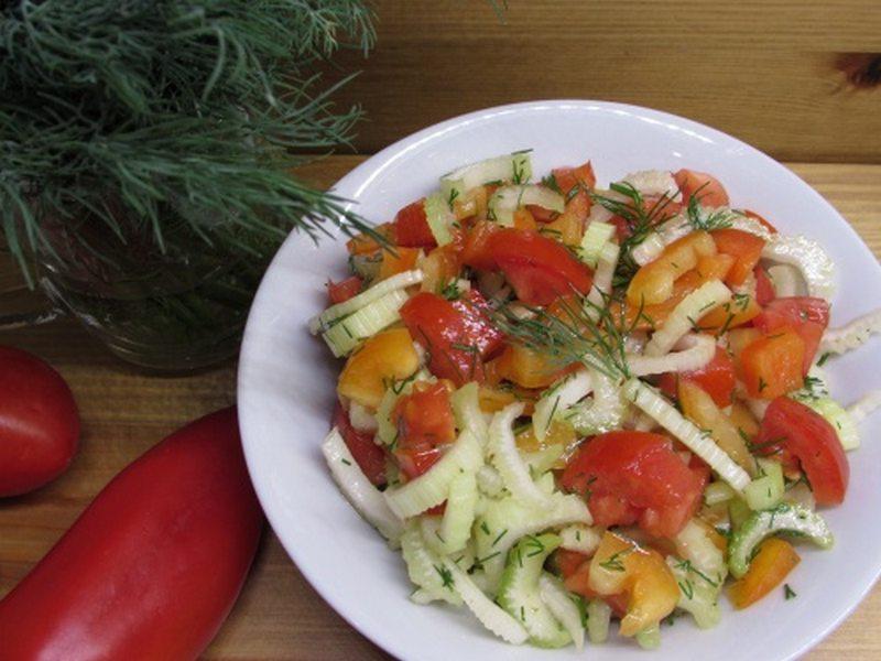 Салат из помидоров с болгарским перцем и черешковым сельдереем