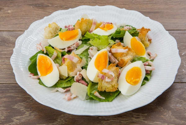 Салат с листьями романо, беконом и яйцом(ТТК78570)