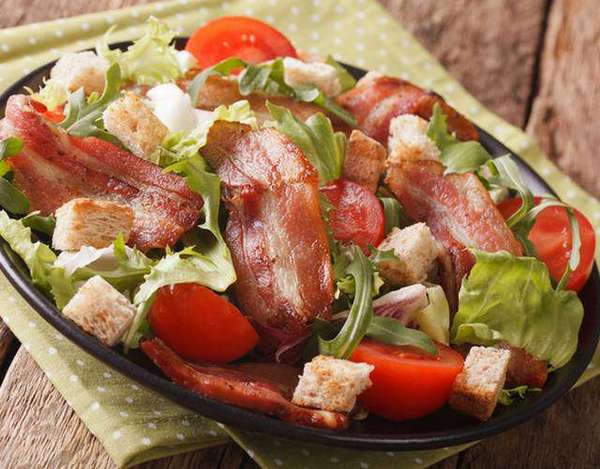 Салат с беконом, листьями салатов и свежими овощами(ТТК8113)